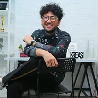 Penyanyi Kunto Aji berpose seusai rilis single di kawasan Kemang, Jakarta, Kamis (23/11). Kunto Aji merilis single yang berjudul "Konon Katanya". (Liputan6.com/Herman Zakharia)