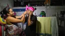 Seorang narapidana wanita, Arleth Martinez mengenakan ikat kepala bersiap untuk bekerja di restoran Interno di Cartagena, Kolombia (24/8). Restoran ini disponsori oleh Internal Theater foundation. (AFP Photo/Raul Arboleda)