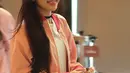 Kana Sybilla terlihat stylish memadukan jaket bomber, kaus putih, dan denim shorts-nya dengan bandana serta choker sebagai aksesori. [@zaskiadyamecca].