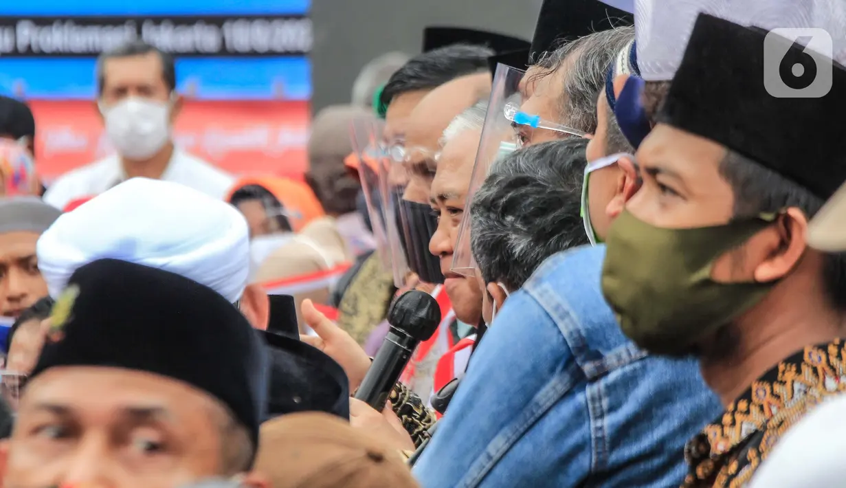 Mantan Ketua Umum PP Muhammadiyah Din Syamsuddin (tengah) saat menjadi deklarator maklumat deklarasi Koalisi Aksi Menyelamatkan Indonesia (KAMI) di Tugu Proklamasi, Jakarta, Selasa (18/8/2020). (Liputan6.com/Faizal Fanani)