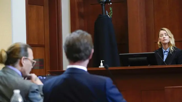 Amber Heard di persidangan melawan Johnny Depp. (Elizabeth Frantz/Pool Photo via AP)