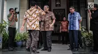 Capres nomor urut 02 Prabowo Subianto memberi hormat kepada Ketum Partai Demokrat Susilo Bambang Yudhoyono (SBY) jelang pertemuan membahas strategi Pilpres 2019 di kediaman SBY, Mega Kuningan, Jakarta, Jumat (21/12). (Liputan6.com/Faizal Fanani)