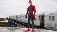 Aktor asal Inggris Tom Holland berada di samping kereta saat syuting film terbarunya, `Spider-Man: Homecoming.`.  Film ini didistribusi oleh Sony Pictures Releasing. (Chuck Zlotnick/Columbia Pictures-Sony via AP)