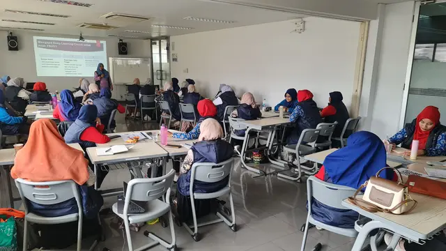 Suasana kelas pada pelatihan Daihatsu_KU di Engine Plant Daihatsu (Daihatsu)