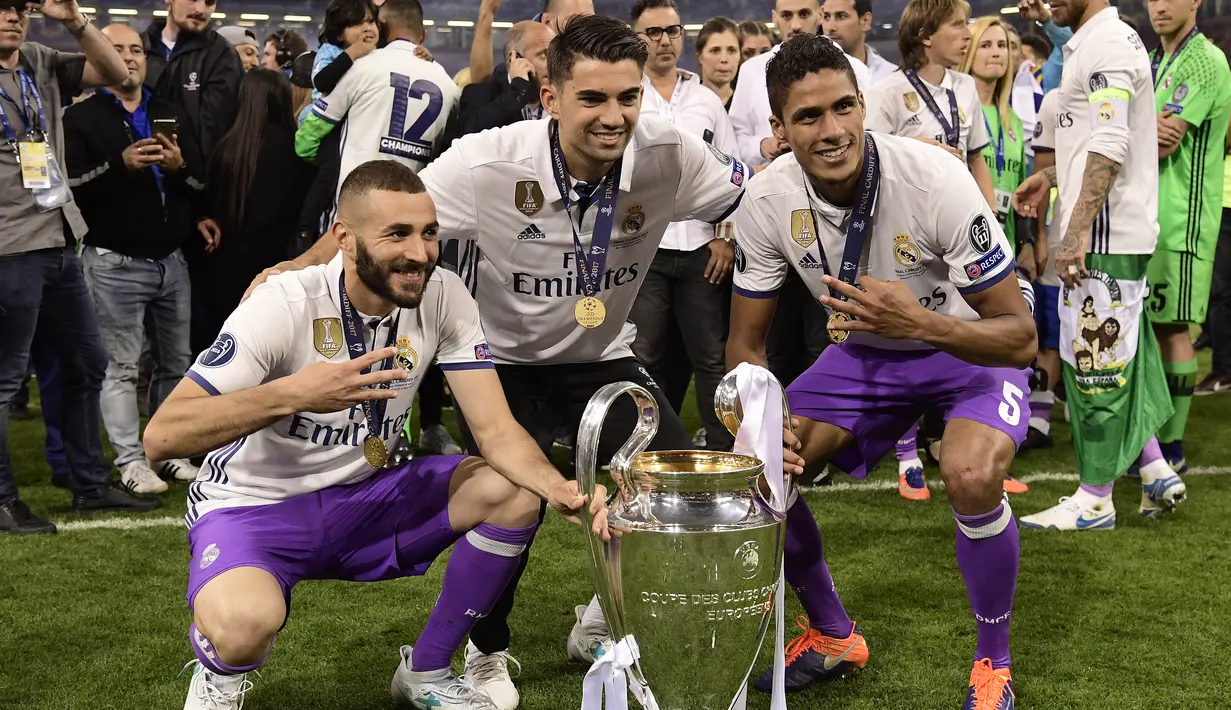 Enzo Zidane (tengah) berfoto bersama trofi Liga Champions bersama Real Madrid,  Enzo lahir di Bordeaux, Prancis, 24 Maret 1995 dan melakukan debut di tim utama Real Madrid saat melawan Cultural Leonesa pada ajang Copa del Rey. (AFP/Javier Soriano)