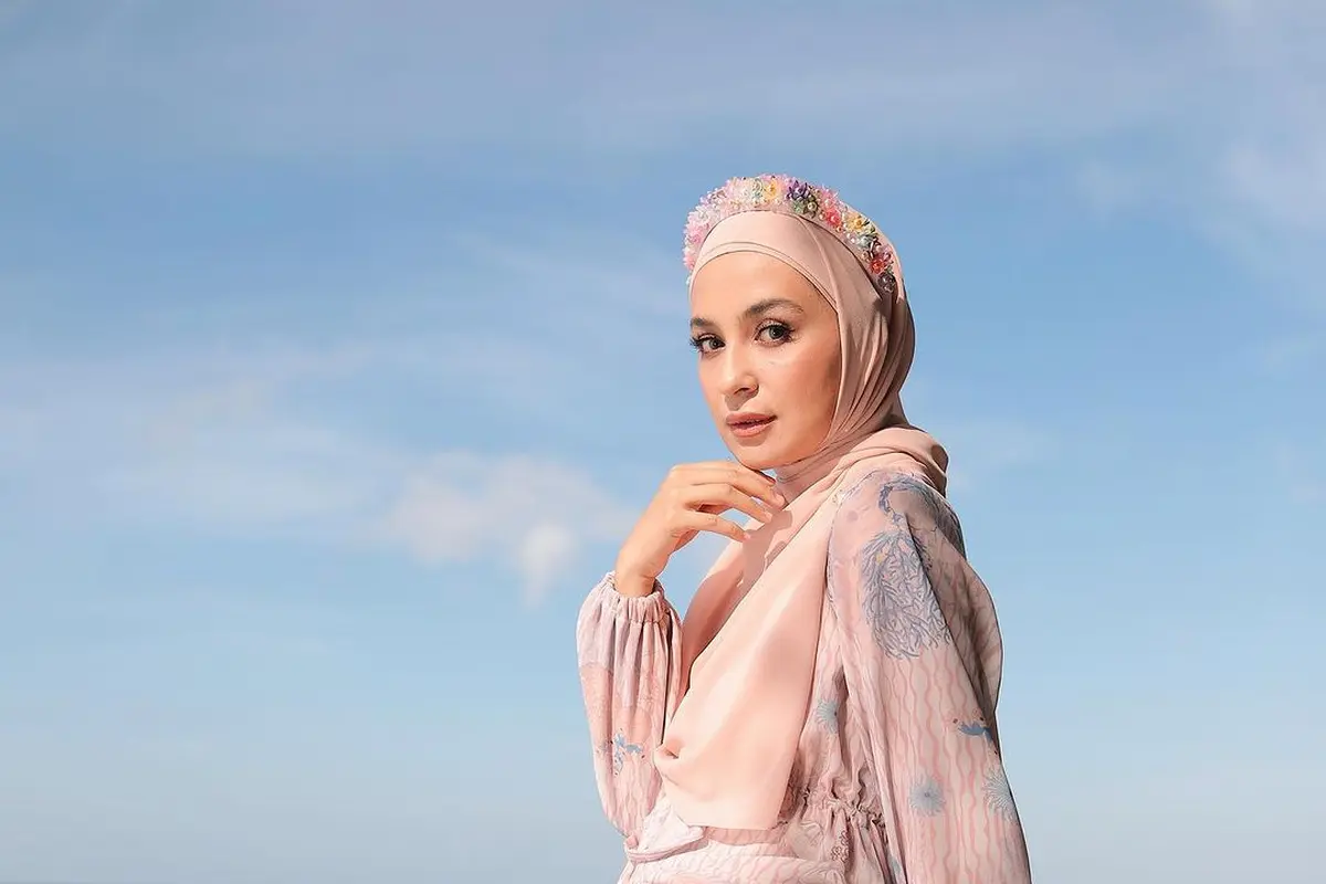 6 Rekomendasi Outfit Hijab Anti Gerah untuk ke Pantai dari Sashfir, Shireen Sungkar, hingga Irish Bella