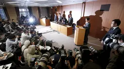 Suasana konferensi pers Kento Momota dan Kenichi Tago di Tokyo, Jumat (8/4). Dua pebulutangkis Jepang itu terancam tak akan ikut serta pada Olimpiade 2016 dan hukuman penjara setelah kedapatan bermain judi di sebuah kasino ilegal (REUTERS/Issei Kato)