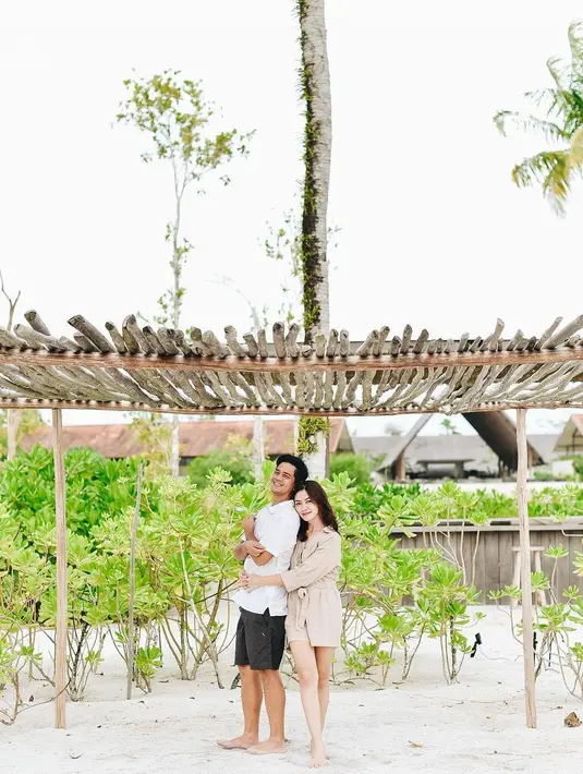 Namun ternyata di sisi lain, Surya Insmonia termasuk pria yang romantis pada sang istri, Tyara Renata yang juga sempat aktif membintangi berbagai judul FTV. (FOTO: instagram.com/tyararenata/)