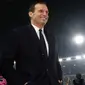 Pelatih Juventus, Massimiliano Allegri, tersenyum usai anak asuhnya mengalahkan Hellas Verona pada laga Serie A, Italia, di Stadion Marc'Antonio Bentegodi, Sabtu,(30/12/2017). Juventus menang 3-1 atas Hellas Verona. (AP/Filippo Venezia)