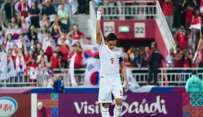 Pemain Timnas Indonesia U-23, Rizky Ridho merayakan kesuksesannya mencetak gol ke gawang Korea Selatan U-23 pada babak adu penalti saat laga perempat final Piala Asia U-23 2024 di Abdullah bin Nasser bin Khalifa Stadium, Qatar, Jumat (26/04/2024) WIB. (Dok. PSSI)
