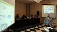 Deputi Kerjasama Luar Negeri dan Promosi BNP2TKI, Elia Rosalina Sunityo (kanan) memberikan penjelasan saat Rapat Penajaman Cetak Biru Kedeputian Kerjasama Luar Negeri dan Promosi 2016-2019 di Bogor, Kamis (10/12/2015). (Liputan6.com/Helmi Fithriansyah)