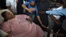Eman Ahmed Abd El Aty menuju ambulans di rumah sakit di Mumbai, India (4/5). Wanita kewarganegaraan Mesir ini turun 323 kg. Eman akan menjalani fisioterapi agar kelak bisa mencapai berat ideal. (Str/AFP)