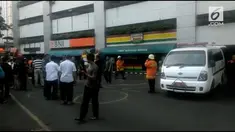 Gedung Kementerian Perhubungan dilanda kebakaran Minggu dini hari. Diduga api berasal dari ruangan CCTV yang merembet ke ruangan lain.
