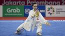 Atlet wushu Indonesia, Lindswell, saat beraksi pada Asian Games di JIExpo, Jakarta, Minggu, (19/8/2018). Sukses mengumpulkan poin tertinggi, atlet cantik ini berpeluang meraih emas dari nomor Taijiquan dan Taijijian. (Bola.com/Vitalis Yogi Trisna)