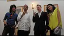 Slank Abdee , Jokowi, Matt dan artis Olga Lydia berpose bersama di Balai Kota, Jakarta, Rabu (6/8/2014) (Liputan6.com/Herman Zakharia)