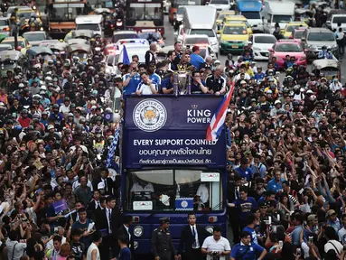 Warga Bangkok menyambut tim Leicester City fsaat parade bersama trofi Liga Inggris 2015/2016 di Bangkok, (19/5/2016). (AFP/Lillian Suwanrumpha)