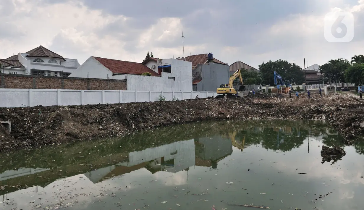 Petugas dari Dinas Sumber Daya Air dengan alat berat menyelesaikan pembuatan Waduk Pilar Jati atau Wirajasa di Cipinang Melayu, Jakarta Timur, Selasa (22/9/2020). Waduk tersebut dibuat di atas lahan Pemprov DKI seluas 7.128 meter persegi dengan kedalaman 9 meter tersebut. (merdeka.com/Iqbal Nugroho)