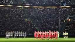 Para pemain Juventsu dan Spal menghentingkan cipta sejenak sebelum memulai laga Serie A di Allianz Stadium, Turin, (25/10/2017). Mengheningkan cipta mengenang fans cilik Anne Frank. (Alessandro Di Marco/ANSA via AP)
