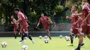 Pemain Persija, Bambang Pamungkas (tengah) melakukan pemanasan saat latihan resmi di Lapangan A Senayan, Jakarta, Selasa (27/2). Persija akan menjamu Tampines Rovers FC pada laga grup H Piala AFC 2018, Rabu (28/2). (Liputan6.com/Helmi Fithriansyah)