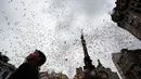 Seorang anak melihat ribuan balon yang dilepas ke langit Sao Paulo oleh Anggota Kamar Dagang dan Industri di Brasil, Jumat (29/12). 50 ribu balon diterbangkan sebagai bagian dari perayaan dan sambutan hangat pada tahun yang baru (Miguel SCHINCARIOL / AFP)