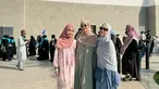 Meski statusnya adalah saudara sepupu, namun potret kebersamaan Namira Adjani bareng Alika Islamadina (tengah) ini bak kakak adik. Jani tampil cantik dan simpel dengan mengenakan dress floral dipadukan dengan jilbab warna merah muda, sementara Alika Islamadina anggun memakai dress polos warna hijau kemudian dipadukan dengan jilbab warna cokelat. (Liputan6.com/IG/@namiradjani)
