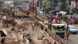 Pekerja melakukan aktivitas pembangunan underpass Matraman-Salemba, Jakarta, Rabu (5/7). Terkait pembangunan underpass Matraman-Salemba ruas jalan menuju Jatinegara mengalami penyempitan. (Liputan6.com/Helmi Fithriansyah)