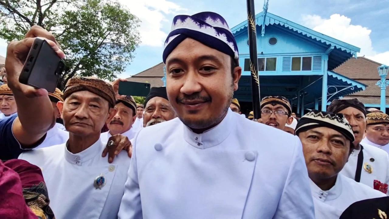 Syarat Jumatan 7 Kali Dipenuhi, PB XIV Mangkubumi Kenakan Beskap Putih saat Salat Jumat di Masjid Agung
