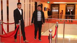Pelatih kepala Timnas Indonesia U-22, Indra Sjafri berjalan di atas karpet merah pada sebuah acara yang berlangsung di Hotel JS Luwansa, Kuningan, Jakarta, Rabu (19/07/2023). Coach Indra terlihat mengenakan jas hitam dipadukan dengan kemeja kotak-kotak. (Bola.com/Bagaskara Lazuardi)