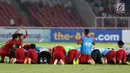 Pemain Timnas Indonesia U-19berdoa bersama saat merayakan kemenangan atas Uni Emirat Arab U-19 pada penyisihan Grup A Piala AFC U-19 2018 di Stadion GBK, Jakarta, Rabu (24/10). Indonesia unggul 1-0. (Liputan6.com/Helmi Fithriansyah)