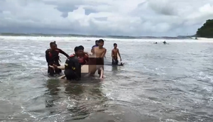 Seorang pria tanpa identitas yang disebut Mr. X, dilaporkan meninggal dunia setelah tergulung ombak besar saat berenang sendirian, Sabtu (27/12/2025) (Istimewa)