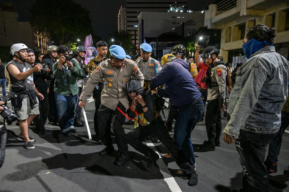 FOTO: Demo  Mahasiswa dan Warga Surabaya Berakhir Ricuh