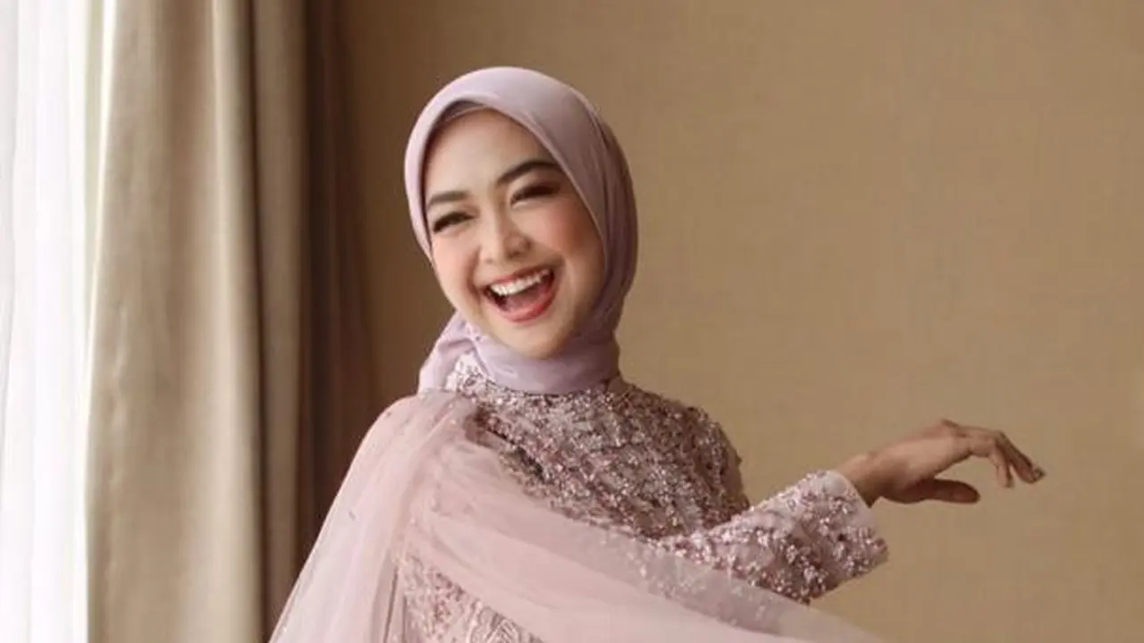 Pesona Anggun Ria Ricis Kenakan Gaun Ungu Muda di Momen Lamaran
