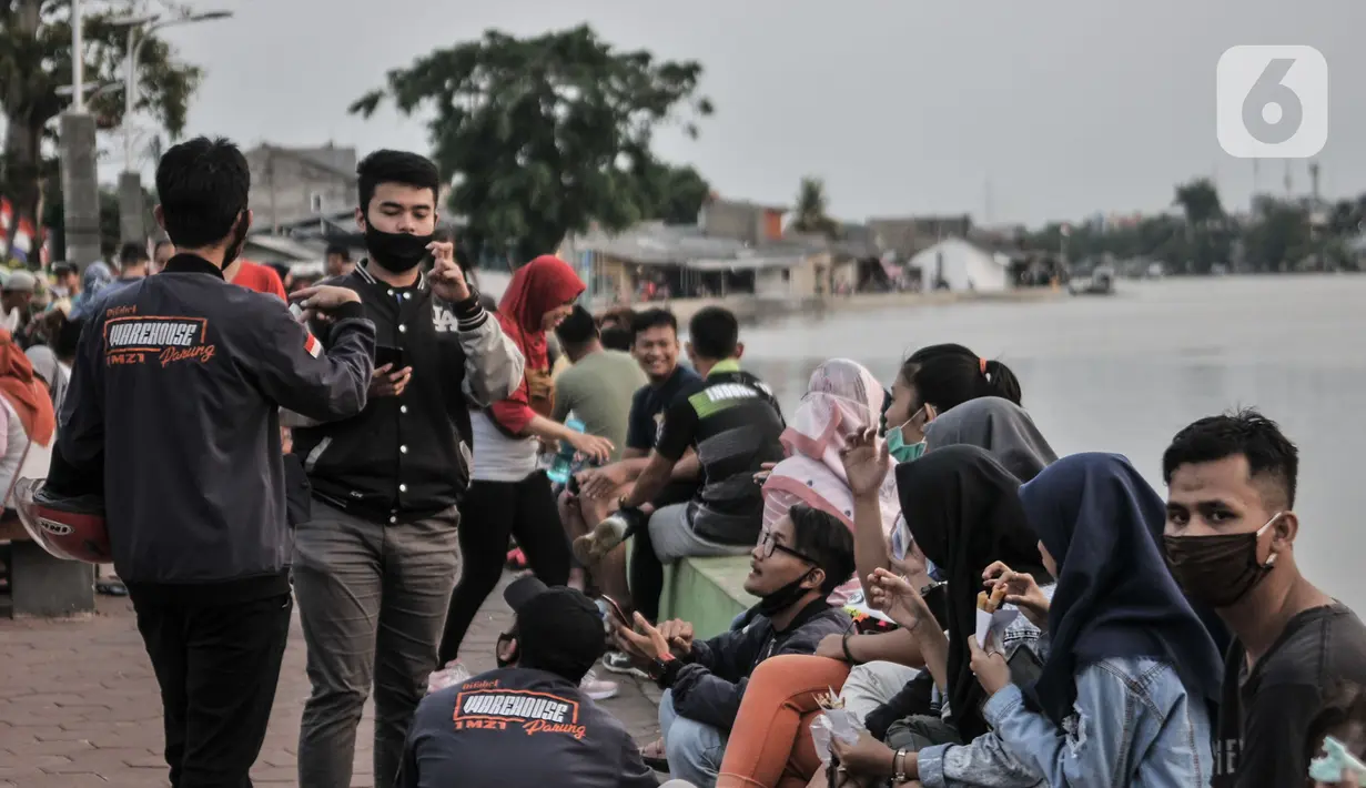 Suasana warga menikmati sore hari di Situ Rawa Besar, Lio, Depok, Jawa Barat, Kamis (20/8/2020). Di tengah meningkatnya kasus Covid-19 hingga menjadikan Depok kembali sebagi Zona Merah, warga masih banyak yang mengabaikan protokol kesehatan saat berada di ruang publik. (merdeka.com/Iqbal S. Nugroho)