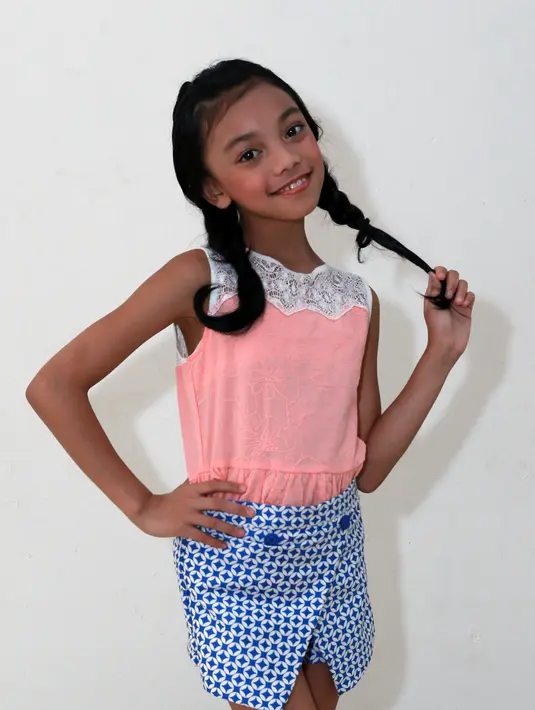 “Aku mau menghibur orang. Aku juga senang nyanyi, daripada nyanyi-nyanyi sendiri mending jadi penyanyi. Mamah sudah kasih tahu aku apa syaratnya, yang penting tanggung jawab dengan sekolah, agama, dan karir," ungkap Naura mantap. (Wimbarsana/Bintang.com)