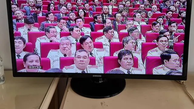 Agen pemain, Ratna Mustika, saat menonton televisi di Vietnam.