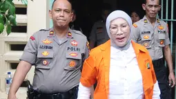 Terdakwa kasus penyebaran berita bohong atau hoaks, Ratna Sarumpaet dikawal polisi tiba di TPS 15 rutan Polda Metro Jaya, Rabu (17/4). Ratna Sarumpaet bersama 538 tahanan menggunakan hak suaranya pada Pemilu 2019. (Liputan6.com/Herman Zakharia)