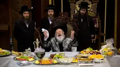 Yahudi ultraortodoks dari dinasti Parmishlan Hasidic merayakan pesta Tu Bishvat di Kota Bnei Brak, Israel, Senin (21/1). Tu Bishvat dikenal juga sebagai Tahun Baru Pohon. (AP Photo/Oded Balilty)
