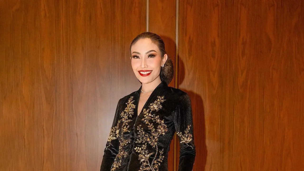 6 Pilihan Kebaya Ayu Dewi untuk Kondangan, Serba Elegan!