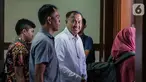 Terdakwa kasus korupsi KTP elektronik Markus Nari tersenyum usai menjalani sidang pembacaan pledoi di Pengadilan Tipikor, Jakarta, Senin (4/11/2019). Sebelumnya, JPU KPK menuntut Markus Nari 9 tahun penjara dan denda Rp 500 juta subsider pidana kurungan selama 6 bulan. (Liputan6.com/Faizal Fanani)