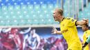 Pemain Borussia Dortmund, Erling Braut Haaland, melakukan selebrasi usai mencetak gol ke gawang RB Leipzig pada laga  Bundesliga di Red Bull Arena Sabtu (20/6/2020). RB Leipzig takluk 0-2 dari Borussia Dortmund. (AP/Jens Meyer)