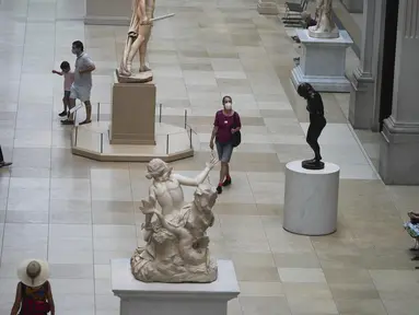 Para pengunjung berjalan melewati benda pameran di Metropolitan Museum of Art Fifth Avenue, New York, Amerika Serikat, 27 Agustus 2020. Dengan meningkatkan protokol kesehatan dan keselamatan, museum tersebut kembali dibuka untuk anggotanya pada 27 Agustus 2020. (Xinhua/Wang Ying)