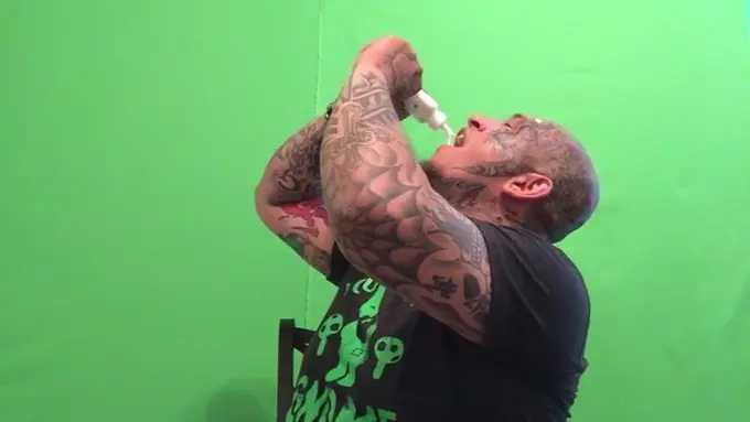 Tantang Diri Sendiri, Pria Bertubuh Kekar Ini Minum Sebotol Lem