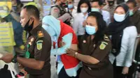 Tangis AWB pecah saat digiring oleh petugas dengan pengawalan bersenjata lengkap menuju mobil tahahan (Arfandi Ibrahim/Liputan6.com)