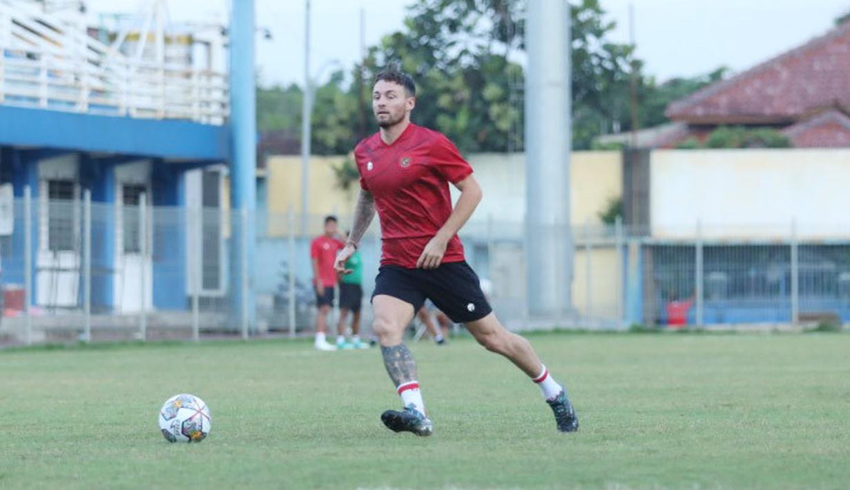 Dalam sesi latihan kali ini, Shin Tae-yong sedikit menaikkan intensitas latihan untuk Marc Klok dan kawan-kawan. Berbeda dengan latihan sebelumnya yang fokus pada pemulihan dan pengenalan antar pemain. (Dokumentasi PSSI)