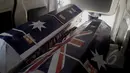 Petugas Kantor Pos mengirimkan dua peti mati ke kantor Kedutaan Besar Australia untuk Indonesia di Rasuna Said, Jakarta, Senin (9/3/2015).  Tampak, dua peti mati kiriman Bambang Saptono saat masih berada di dalam mobil. (Liputan6.com/Andrian M Tunay)