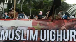 Massa menggelar aksi solidaritas untuk muslim Uighur pada kegiatan Car Free Day di kawasan Bundaraan HI, Jakarta, Minggu (23/12). Dalam aksinya, mereka meminta pemerintah Indonesia bersikap tegas atas peristiwa tersebut. (Merdeka.com/Iqbal S. Nugroho)