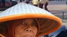 Aksi pencurian uang Rp3,6 miliar dengan modus pecah kaca mobil berhasil digagalkan seorang juru parkir lansia di Kabupaten Brebes, Jawa Tengah. Sosok tersebut adalah Kusriyati (65), yang aksinya kini viral di media sosial.

Peristiwa itu terjadi pada Senin (15/6/2026) di area parkir sebuah bank d...