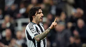 Sandro Tonali menjadi keran gol bagi Newcastle setelah berhasil menjebol gawang lawan pada menit keempat. Dua gol tuan rumah kemudian ditambah oleh Joelinton (6') dan Sven Botman (52'). (AP Photo/Jon Super)