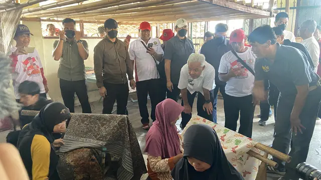 Calon presiden nomor urut 3, Ganjar Pranowo menyambangi sentra pengrajin batik tradisional di Sukoharjo, Jawa Tengah.