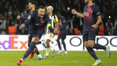 Pemain PSG, Kylian Mbappe (kiri) melakukan selebrasi setelah mencetak gol penyeimbang 1-1 ke gawang Newcastle United pada laga lanjutan Grup F Liga Champions 2023/2024 di Parc des Princes, Paris, Prancis, Rabu (29/11/2023) dini hari WIB. (AP Photo/Thibault Camus)